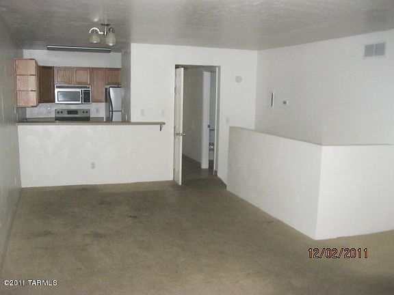 3rd image of 931 N Euclid Ave #115