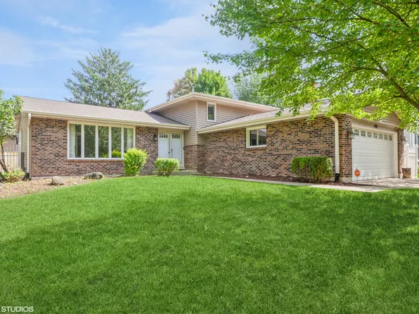 98 Quail Hollow Ct, Naperville, IL 60540