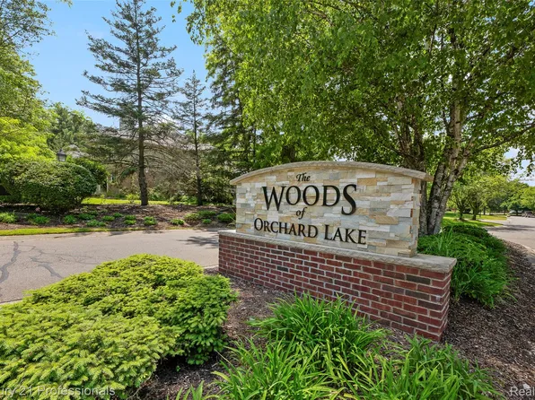 3251 Long Meadow Ct, West Bloomfield, MI 48324