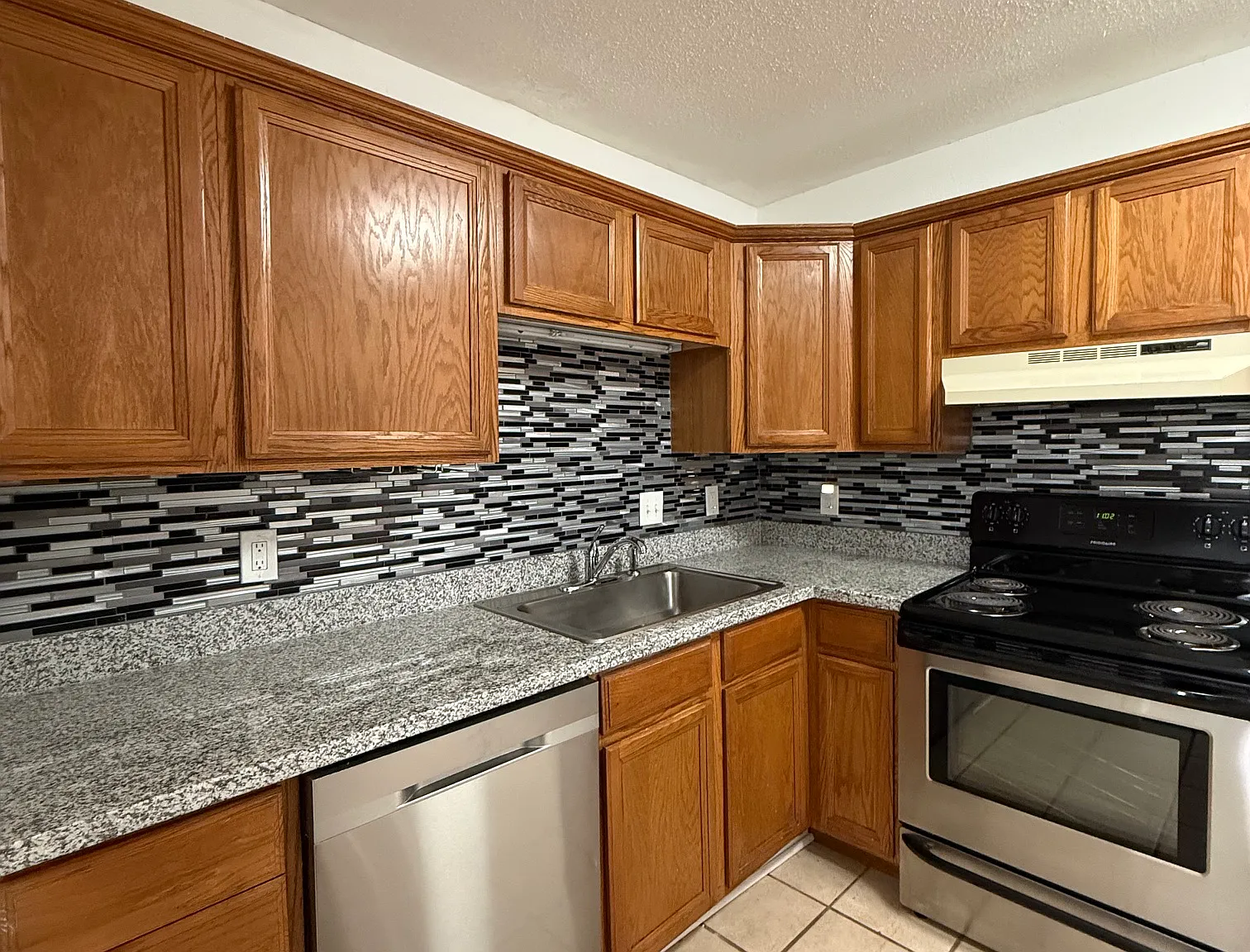 2 bed, 1.5 bath, 1200 sqft, $1,200 — Photo 2