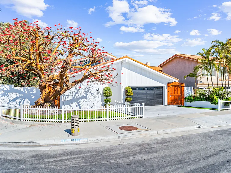 16892 Baruna Ln — Photo 42
