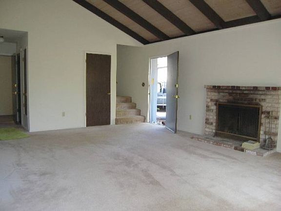 Living room w/ Fireplace