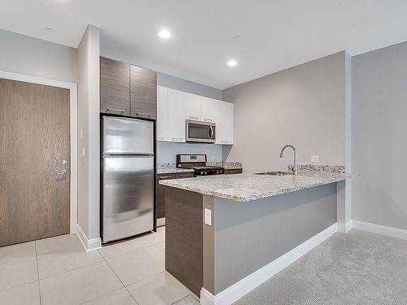 2nd image of 833 Laurel Ave #305