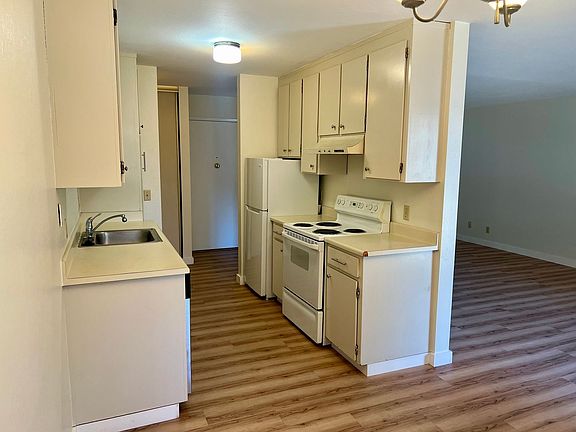 4th image of 121 41st St APT 101