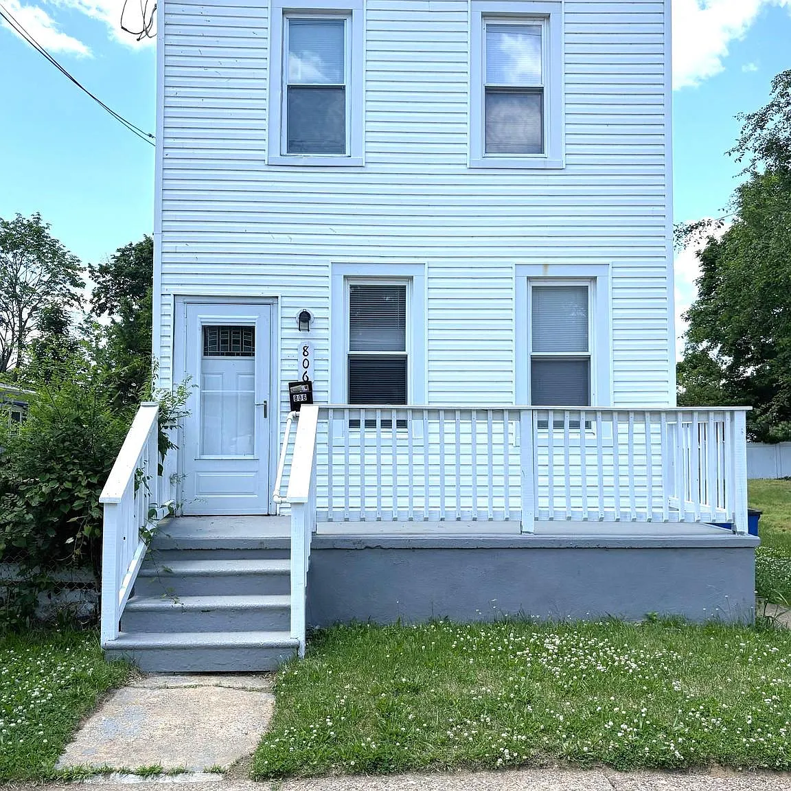 3 bed, 1.0 bath, 1376 sqft, $2,100 — Photo 1