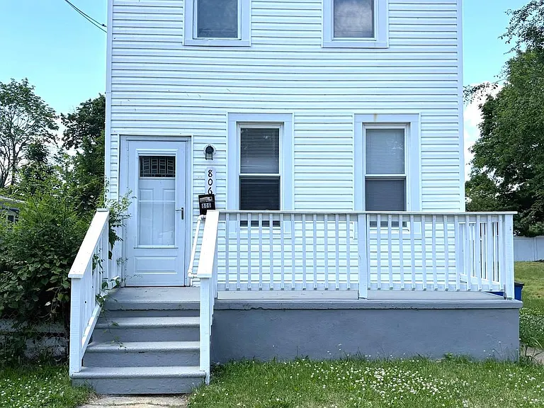 806 High St — Photo 1