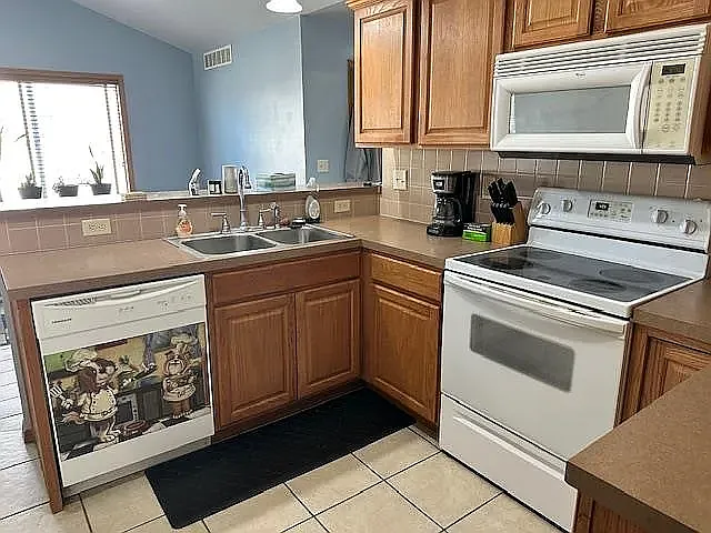 2244 N Shefford Cir — Photo 6