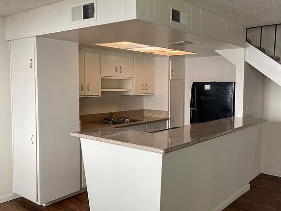 5th image of 820 Cathedral Ct APT 2