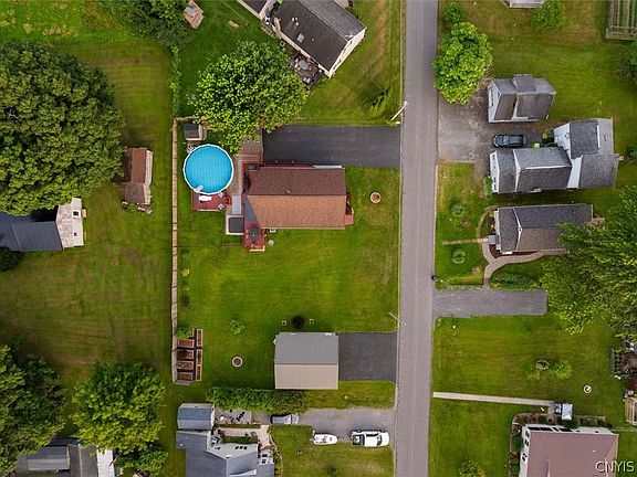 4th image of 138 Oswego Ave