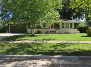 220 Hillcrest Dr NE, Jamestown, ND 58401