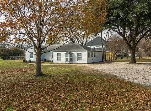 3rd image of 2920 Saint Lo Dr