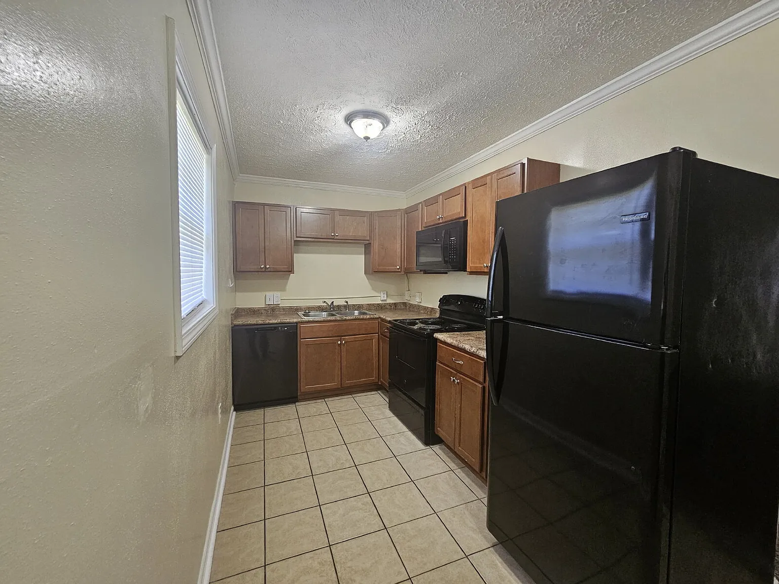 3 bed, 1.0 bath, 1680 sqft, $1,400 — Photo 3