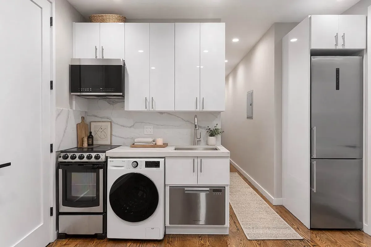 Building Photo - 437 E 12th St #2C