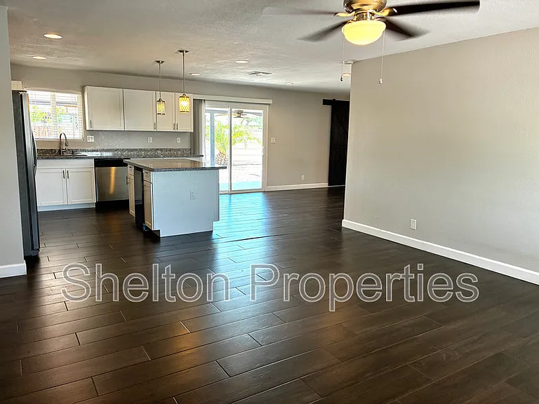 1421 S Roberts Rd — Photo 3