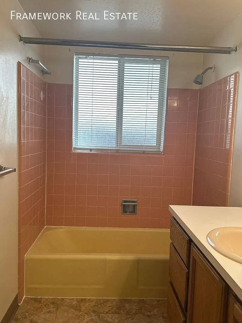 Charming 2 Bedroom Townhome Available NOW!! — Photo 3