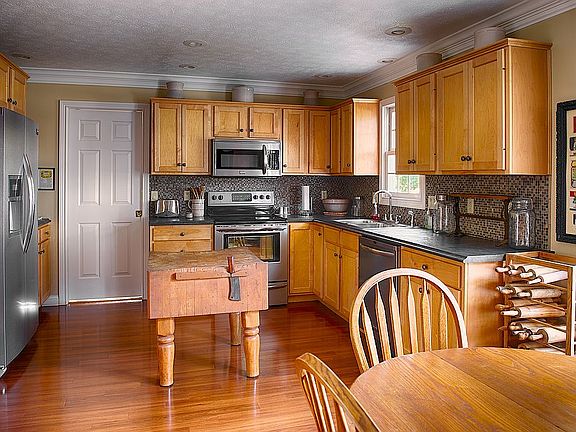 4th image of 9240 Briar Dr