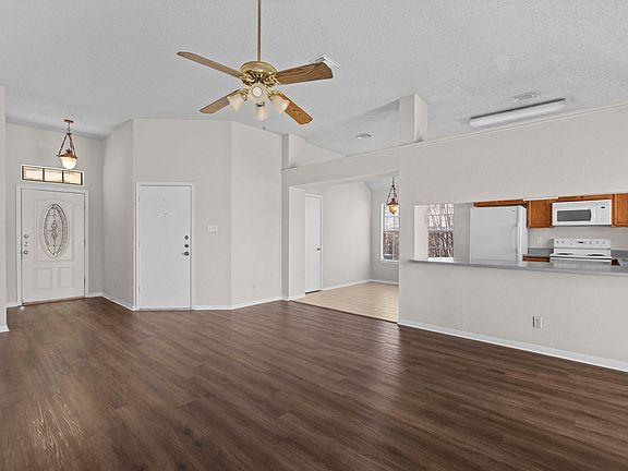 5th image of 2701 Hemlock Dr