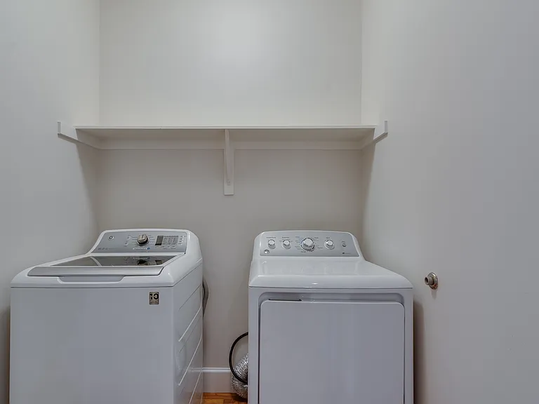 123 S Court Ave — Photo 17