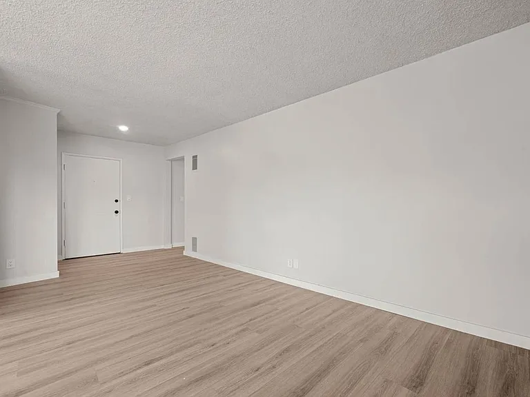 3907 Roxanne Ave #6A — Photo 8