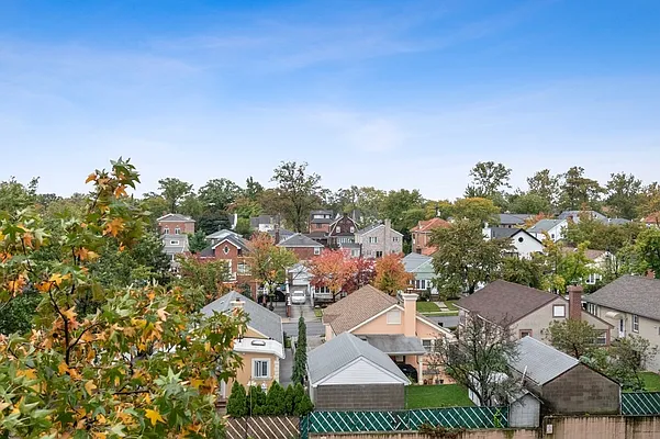 Sold by Shares of New York Marketing LLC | media 40