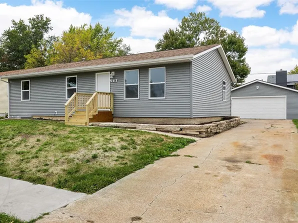 1236 Cress Pkwy, Hiawatha, IA 52233