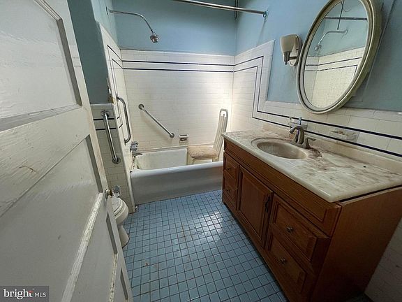 4th image of 5718 W Oxford St