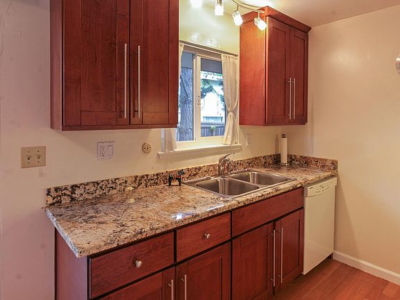 4th image of 418 College Ave