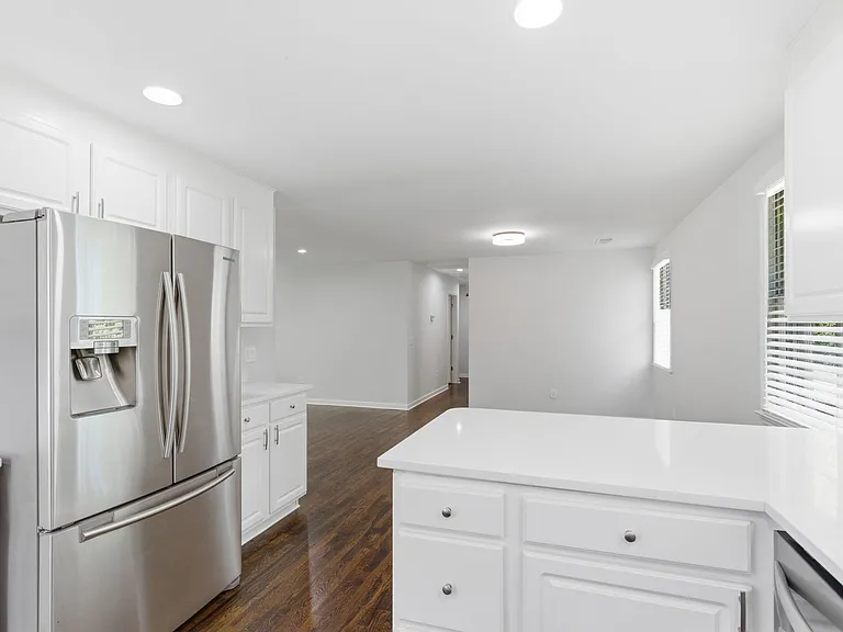 340 Lynn Dr — Photo 10