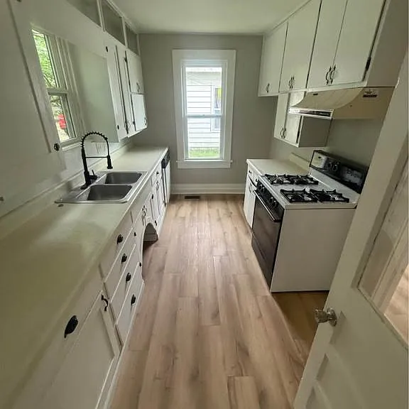 918 W A St — Photo 2