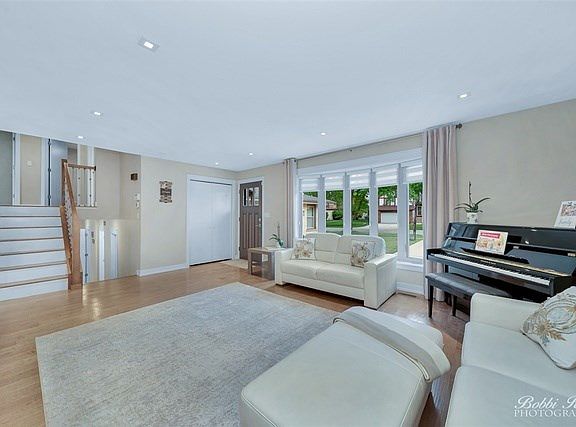 ENTRANCE TO LIVING ROOM ; STAIRS TO 2ND FLOOR AND LOWER LEVEL FAMILY ROOM