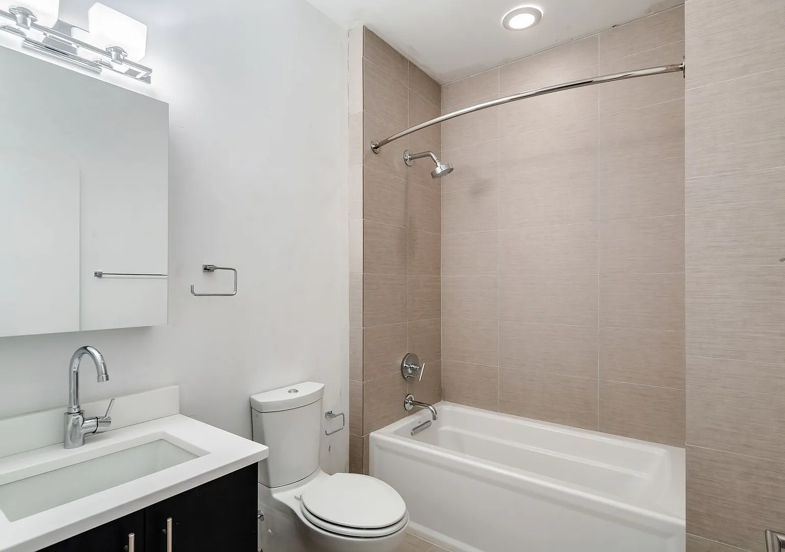 Northern Liberties Townhome with Garage — Photo 4