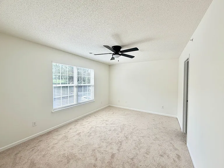 Lakeview Apartments — Photo 10