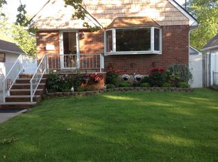 45 Osage Ln, Staten Island, NY 10312