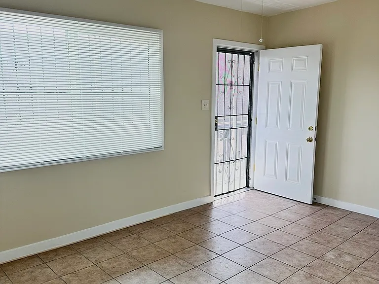 113 W Century Blvd — Photo 15