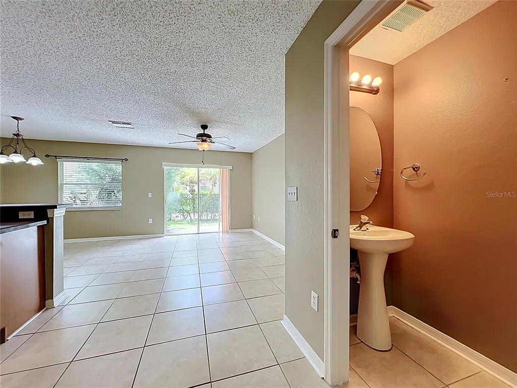 2 bed, 2.5 bath, 1296 sqft, $1,795 — Photo 2