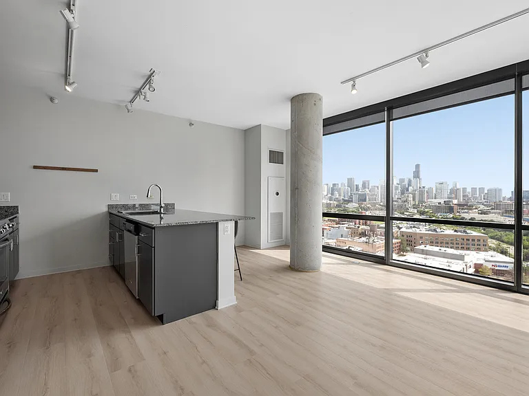 860 W Blackhawk St #1808 — Photo 8