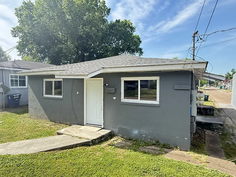 1800 Carson Ave — Photo 1