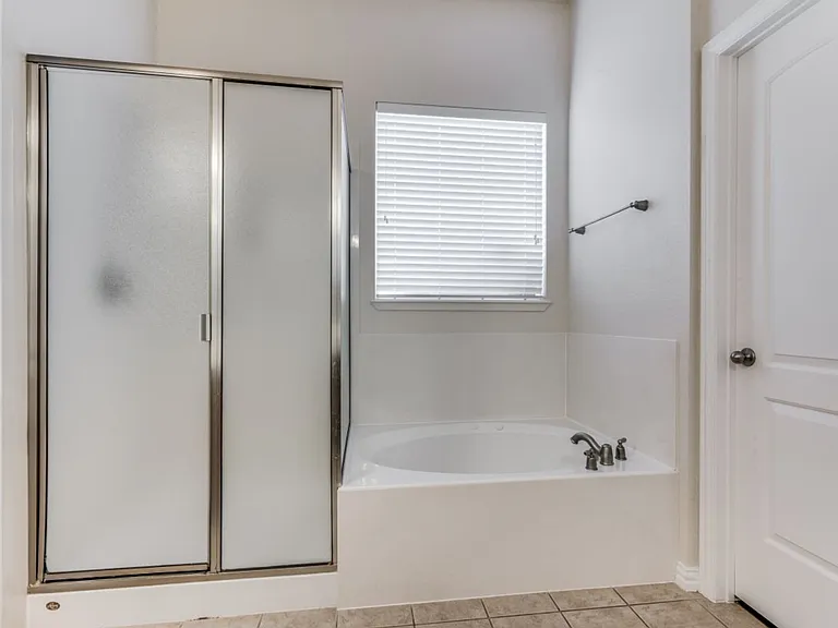 1901 Templegate Dr — Photo 14