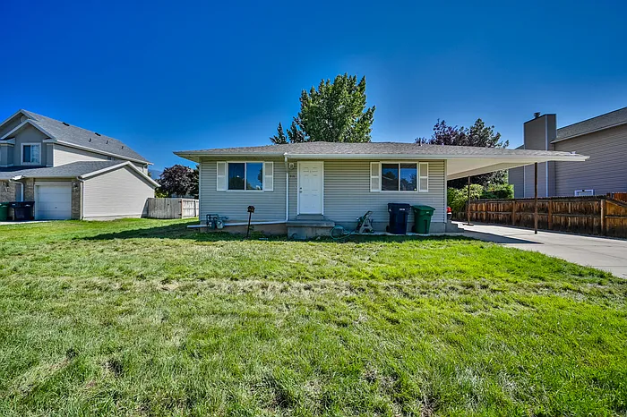 918 E Vics Rd — Photo 6