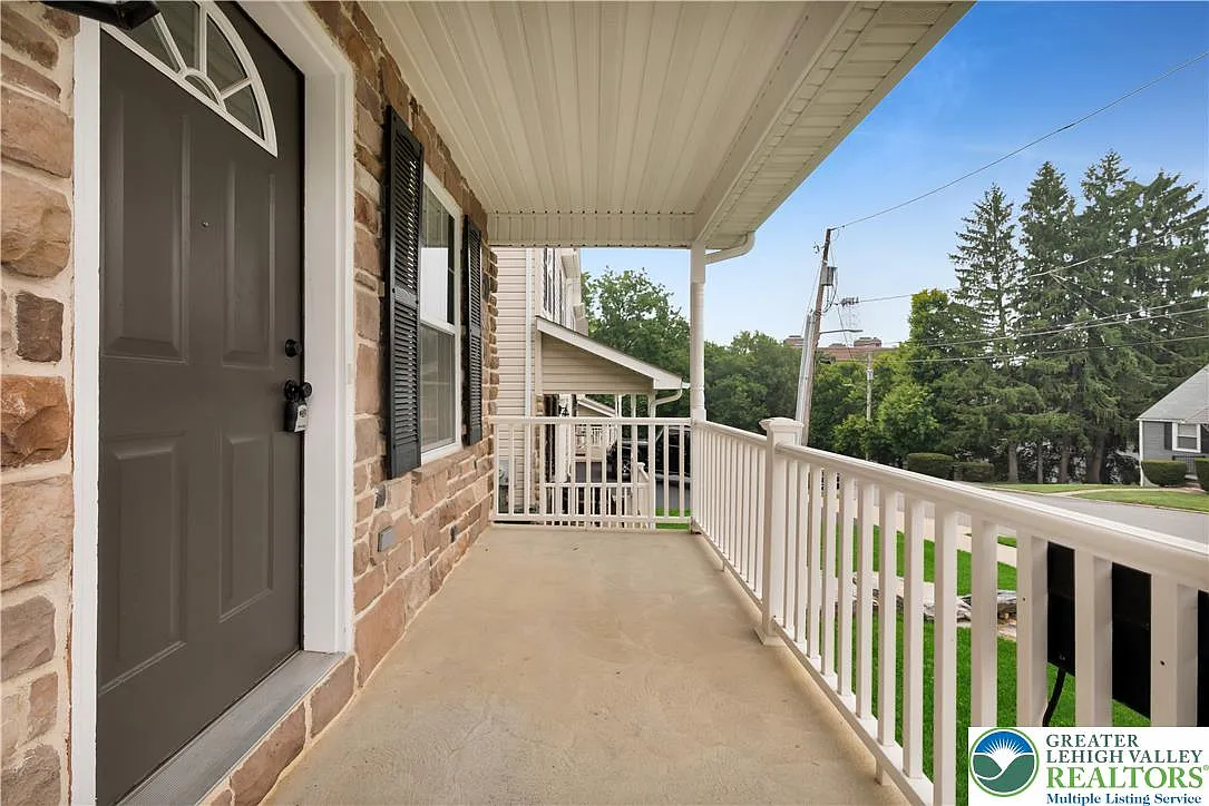 3 bed, 2.5 bath, 1812 sqft, $2,500 — Photo 3