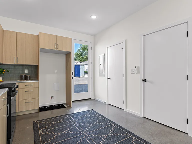 105 E Oldham Ave — Photo 4