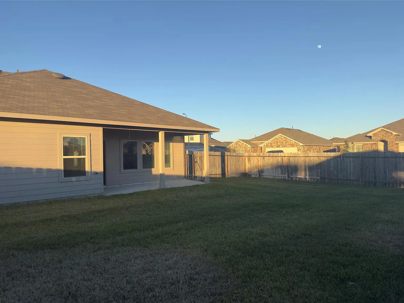 4 bed, 3.0 bath, 2692 sqft, $2,400 — Photo 2