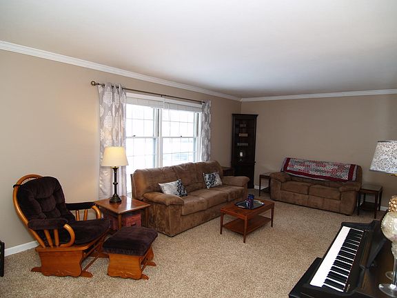 4th image of 992 Keats Cir