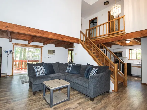 1296 Brentwood Dr, East Stroudsburg, PA 18301