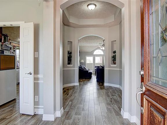 3rd image of 23406 Lakewind Park Ln