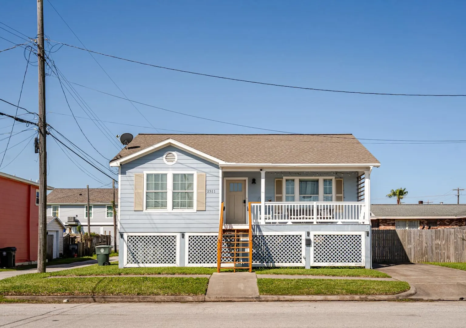 Cozy 2BR w/ King, 3 min to Beach — Photo 1