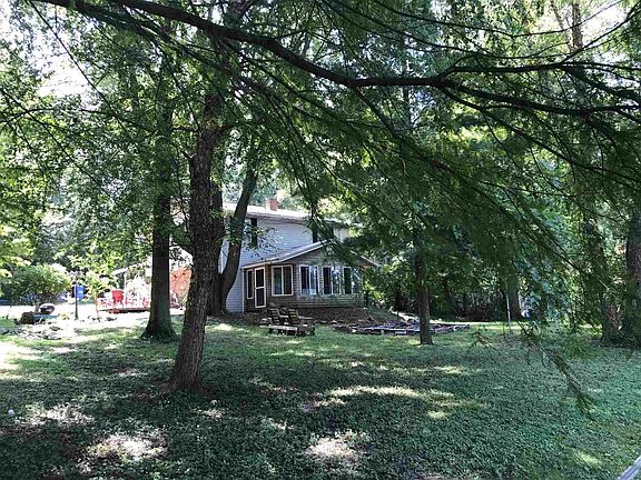 2nd image of 1157 S Lyons Ln