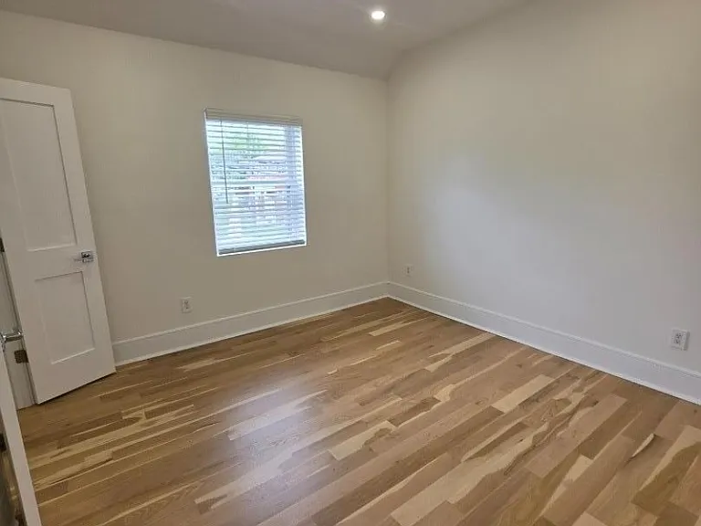 1453 Morris Ave #LEFT — Photo 30