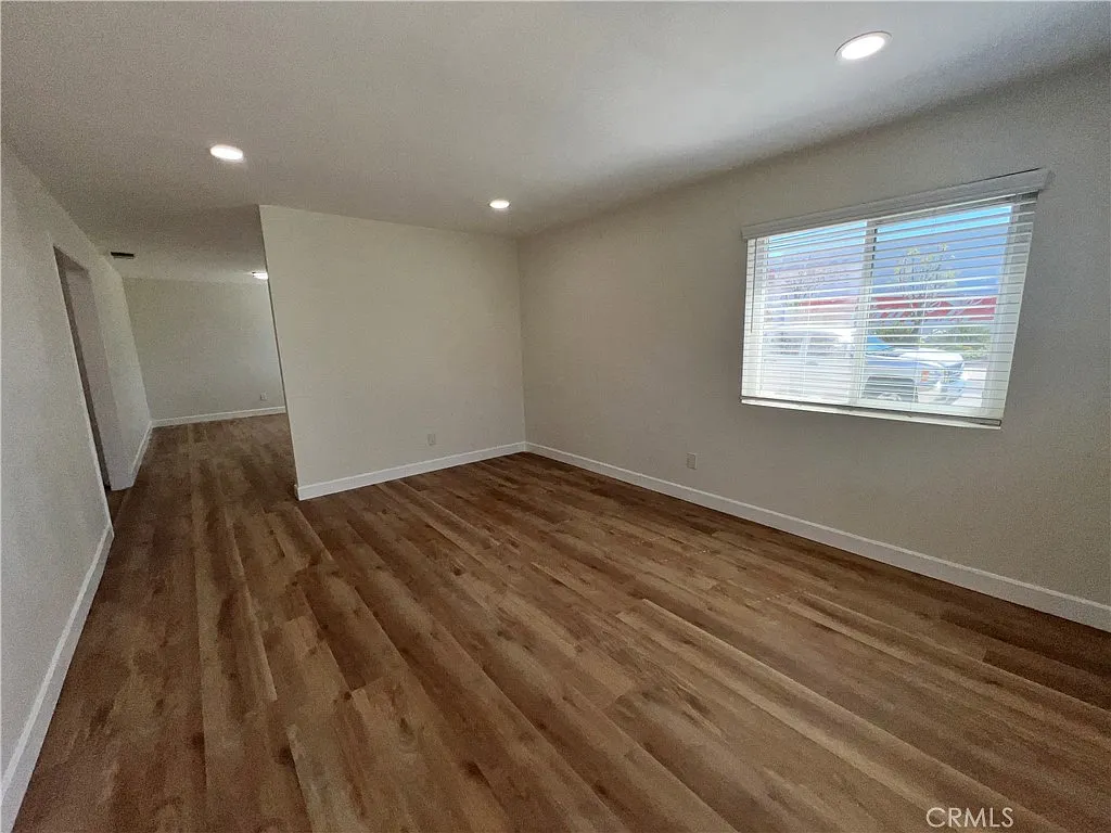 2 bed, 900 sqft, $2,300 — Photo 3