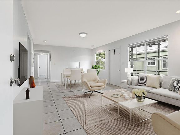 4th image of 312 SE 10th Avenue #C